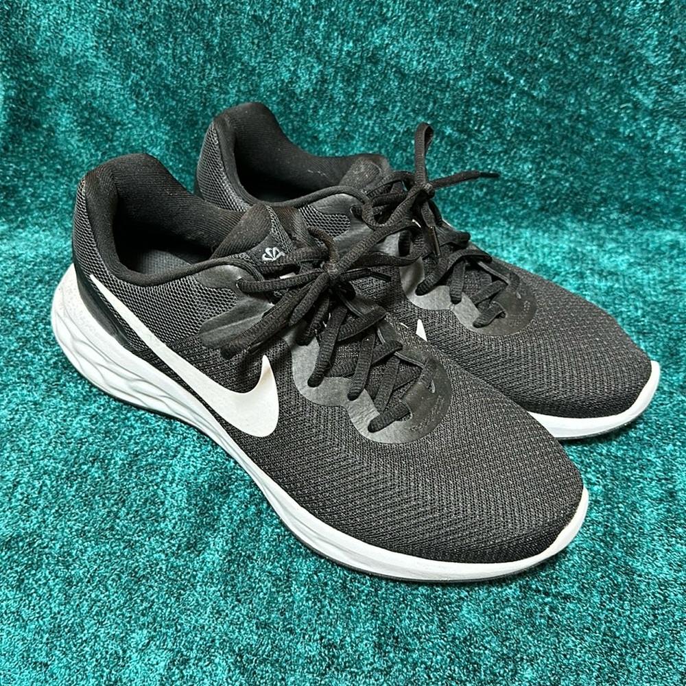 Women’s Nike Tanjun running shoe, size 10.5. Black